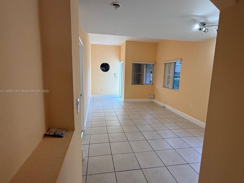 合同活跃: $2,700 (3 贝兹, 2 浴室, 1812 平方英尺)