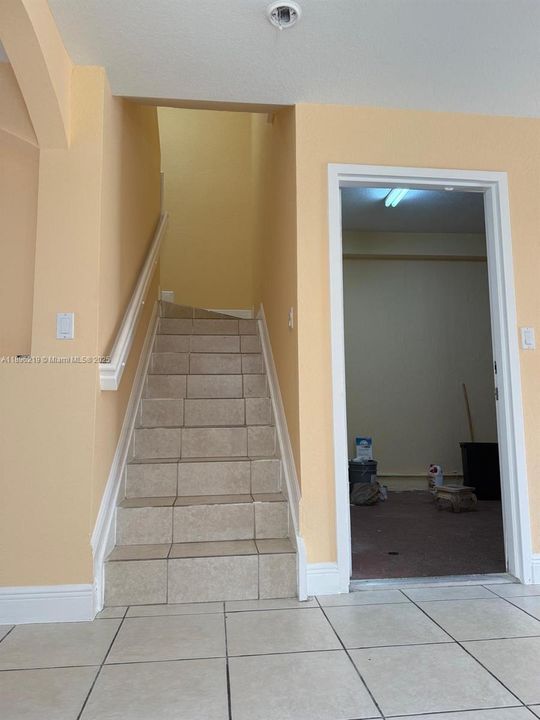 合同活跃: $2,700 (3 贝兹, 2 浴室, 1812 平方英尺)