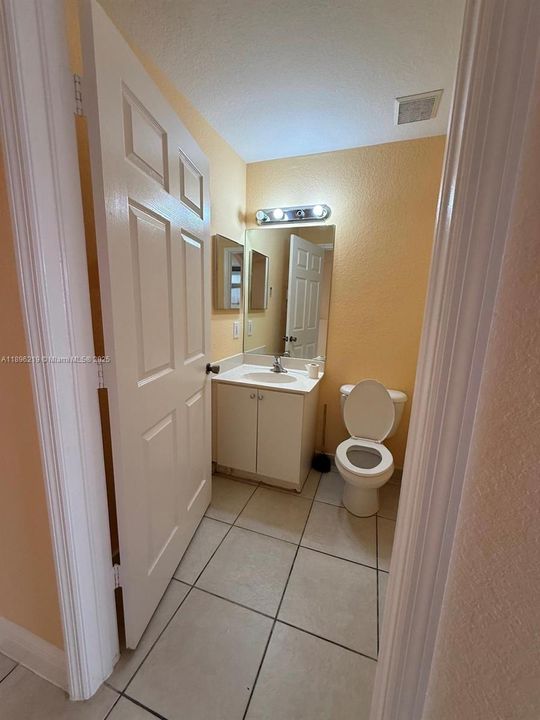 合同活跃: $2,700 (3 贝兹, 2 浴室, 1812 平方英尺)