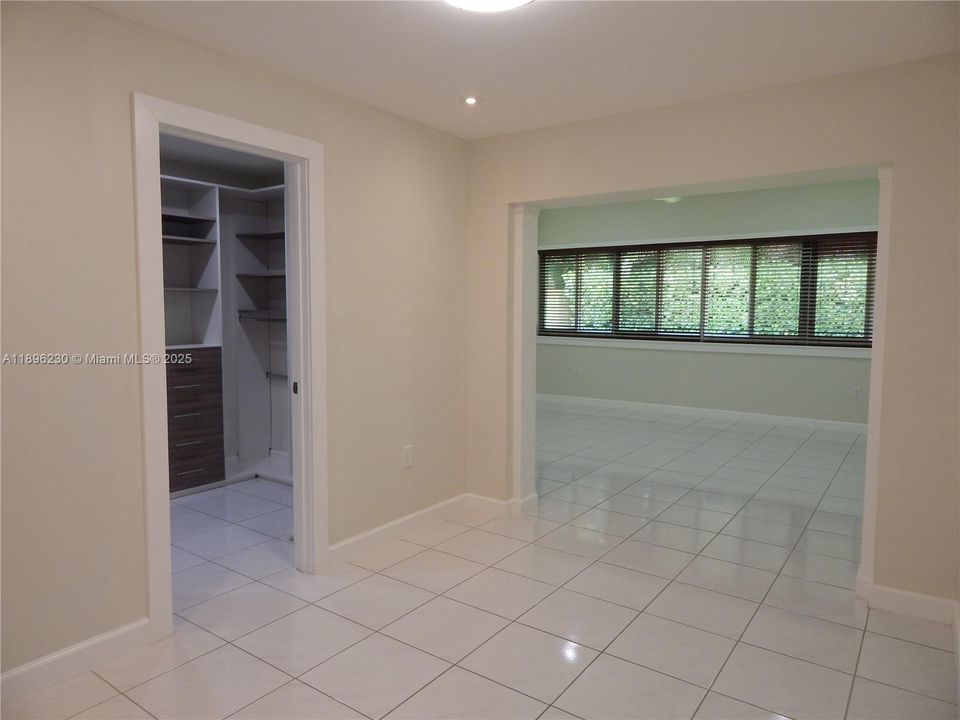 合同活跃: $5,750 (5 贝兹, 3 浴室, 3326 平方英尺)