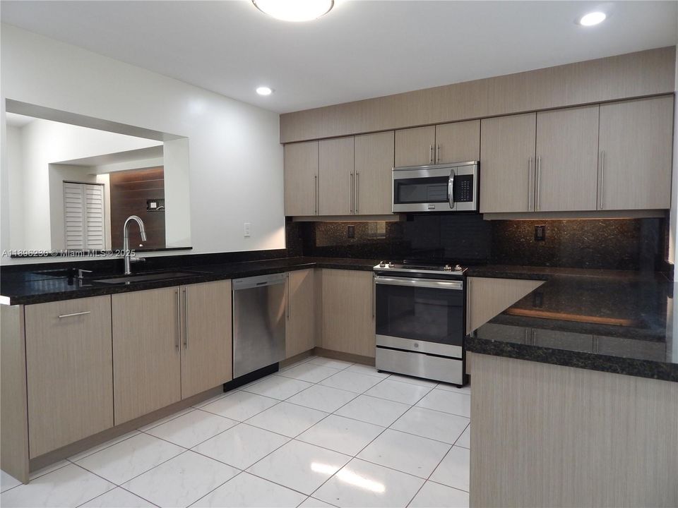 合同活跃: $5,750 (5 贝兹, 3 浴室, 3326 平方英尺)