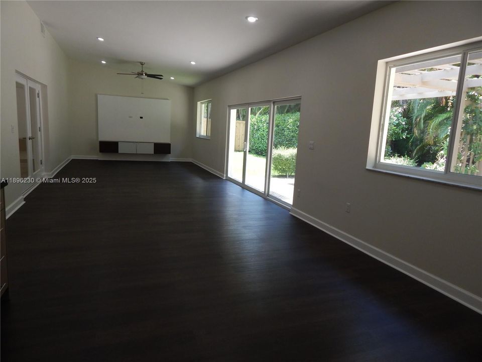 合同活跃: $5,750 (5 贝兹, 3 浴室, 3326 平方英尺)