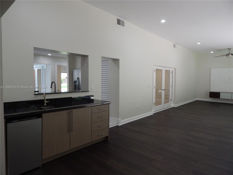 合同活跃: $5,750 (5 贝兹, 3 浴室, 3326 平方英尺)