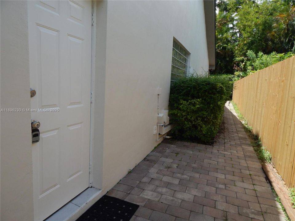 合同活跃: $5,750 (5 贝兹, 3 浴室, 3326 平方英尺)