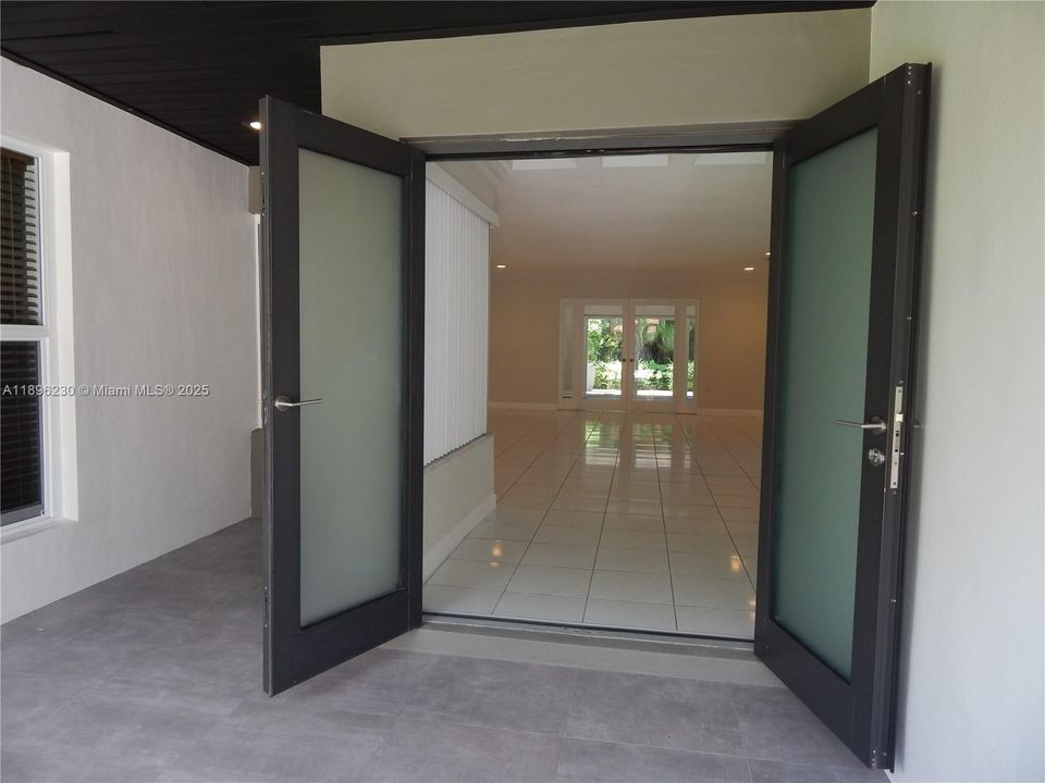 合同活跃: $5,750 (5 贝兹, 3 浴室, 3326 平方英尺)