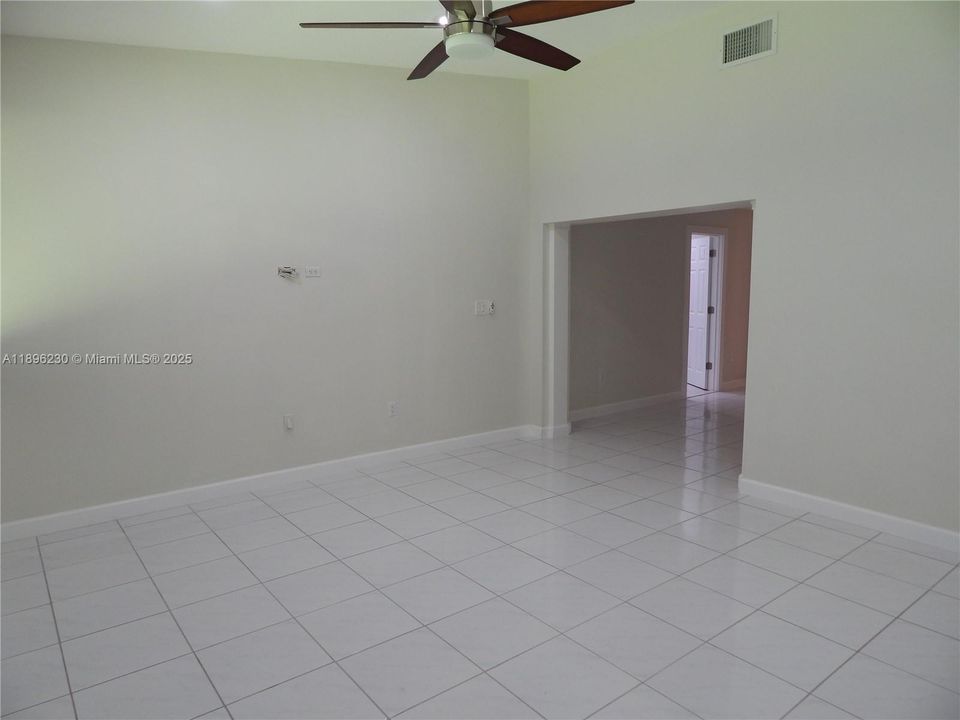 合同活跃: $5,750 (5 贝兹, 3 浴室, 3326 平方英尺)