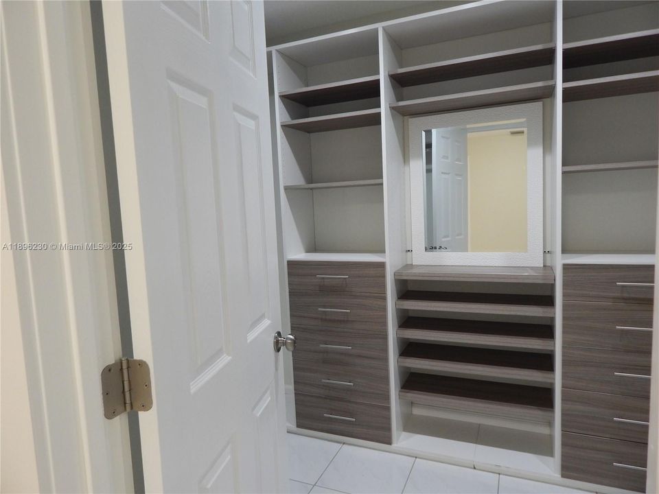 合同活跃: $5,750 (5 贝兹, 3 浴室, 3326 平方英尺)