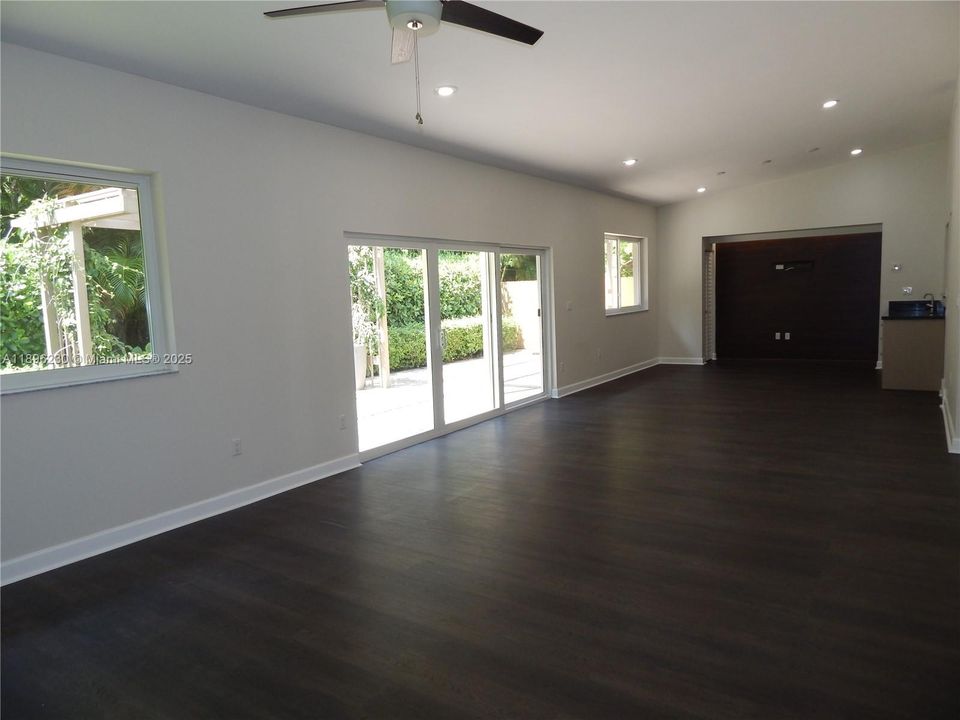 合同活跃: $5,750 (5 贝兹, 3 浴室, 3326 平方英尺)