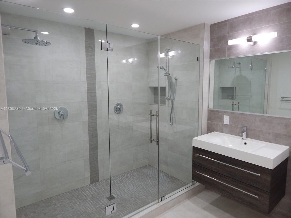 合同活跃: $5,750 (5 贝兹, 3 浴室, 3326 平方英尺)