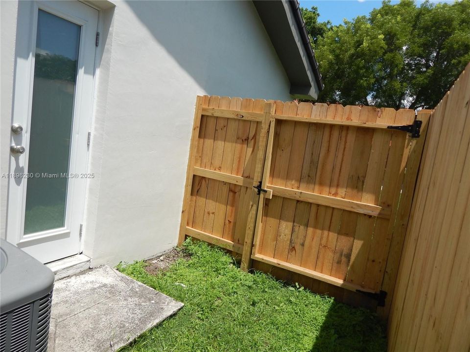 合同活跃: $5,750 (5 贝兹, 3 浴室, 3326 平方英尺)