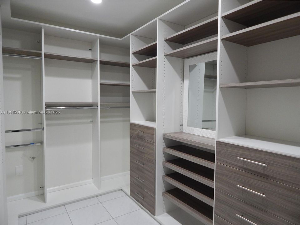 合同活跃: $5,750 (5 贝兹, 3 浴室, 3326 平方英尺)