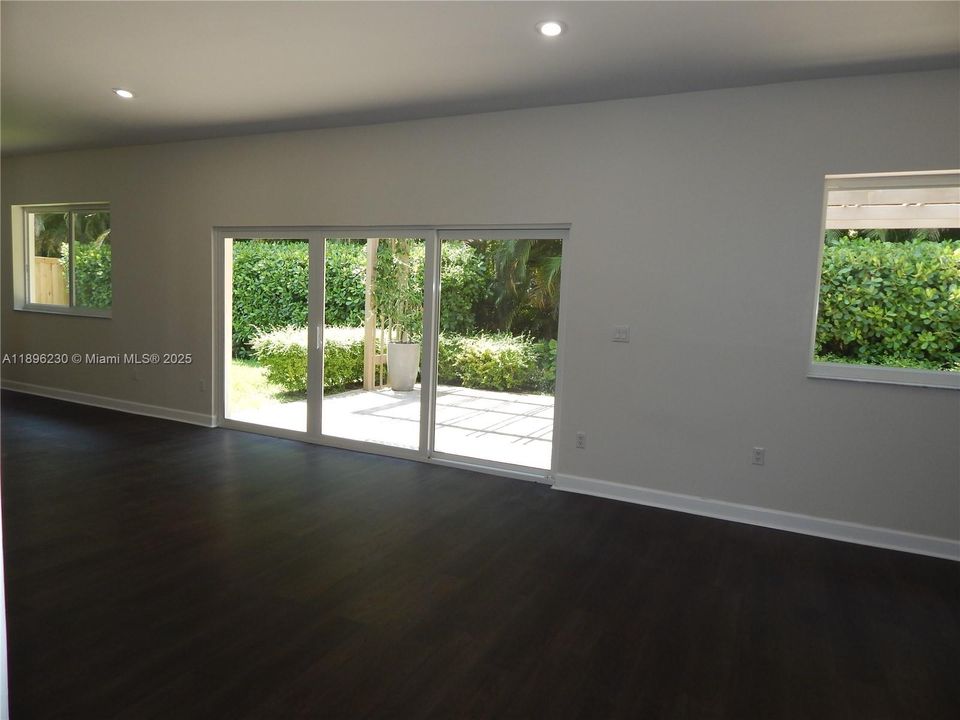 合同活跃: $5,750 (5 贝兹, 3 浴室, 3326 平方英尺)