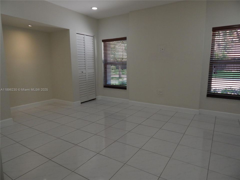 合同活跃: $5,750 (5 贝兹, 3 浴室, 3326 平方英尺)