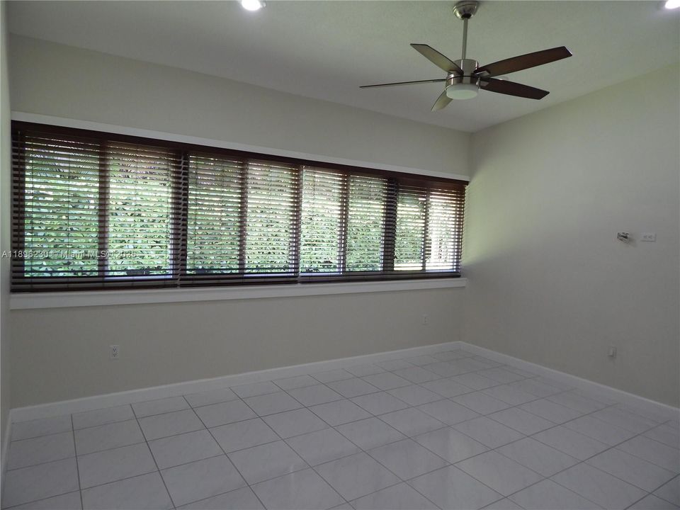 合同活跃: $5,750 (5 贝兹, 3 浴室, 3326 平方英尺)