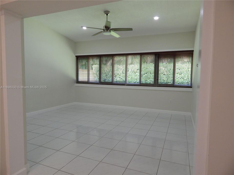 合同活跃: $5,750 (5 贝兹, 3 浴室, 3326 平方英尺)