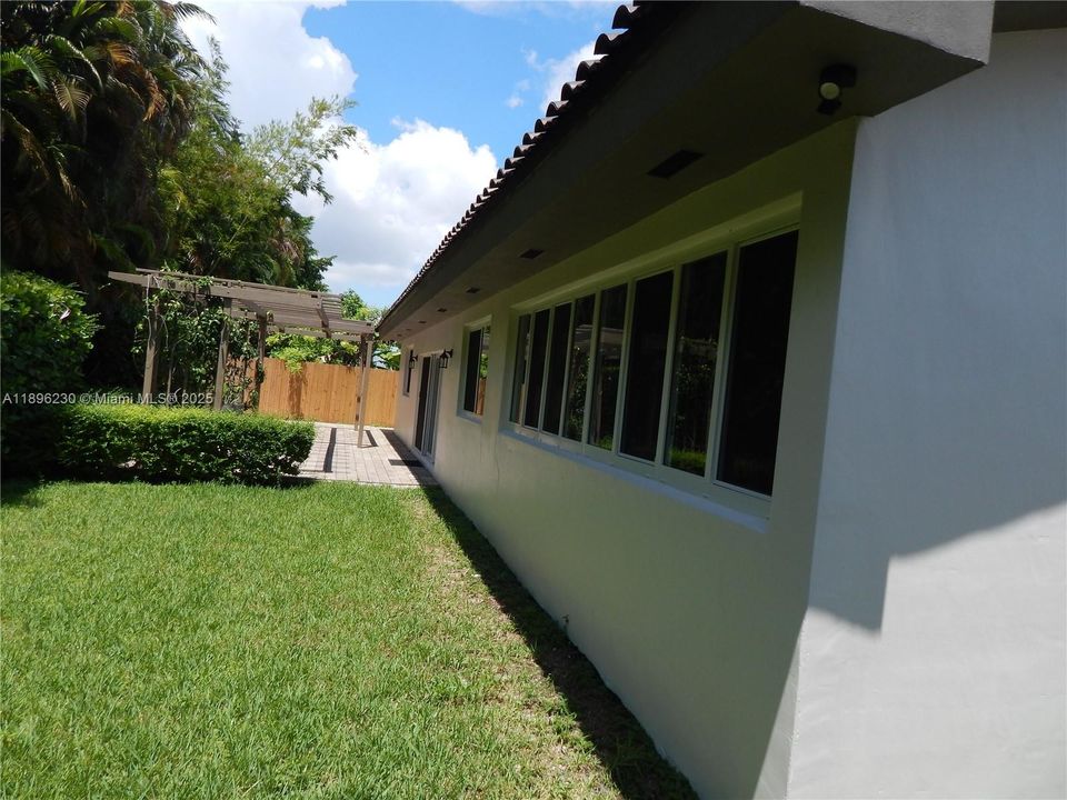 合同活跃: $5,750 (5 贝兹, 3 浴室, 3326 平方英尺)