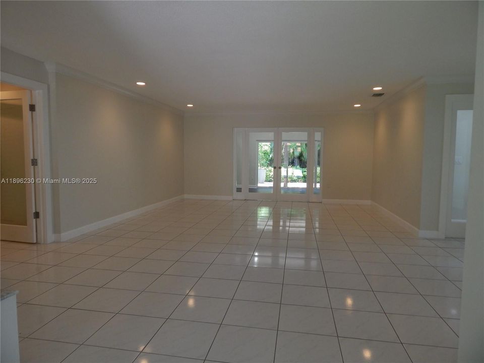 合同活跃: $5,750 (5 贝兹, 3 浴室, 3326 平方英尺)