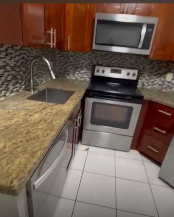 Recently Rented: $1,800 (2 beds, 2 baths, 890 Square Feet)