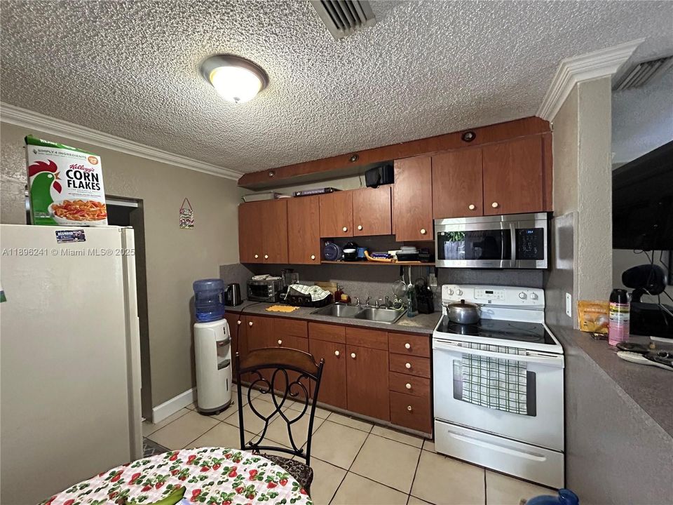 Под контрактом: $374,900 (3 спален, 1 ванн, 912 Квадратных фут)