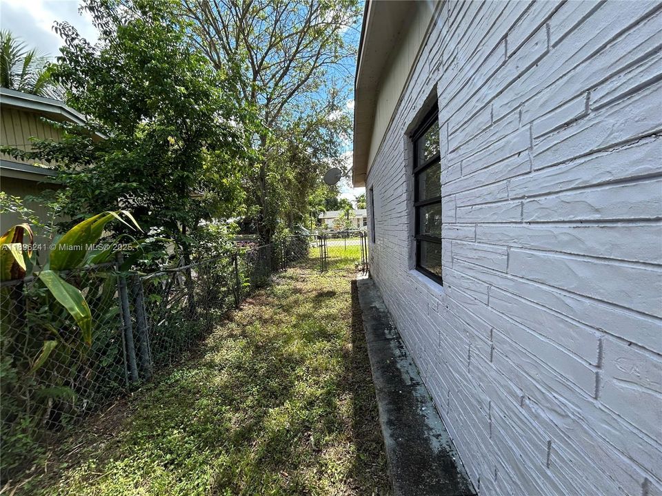 Под контрактом: $374,900 (3 спален, 1 ванн, 912 Квадратных фут)