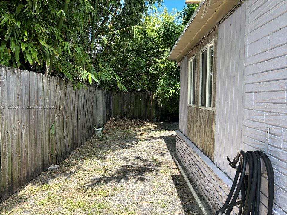 Под контрактом: $374,900 (3 спален, 1 ванн, 912 Квадратных фут)