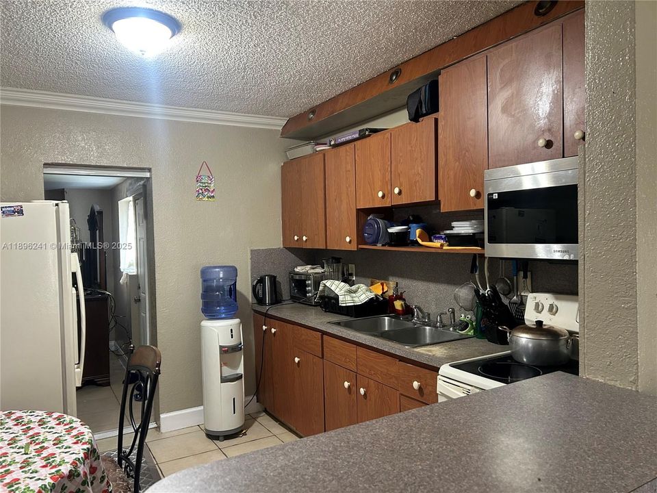 Под контрактом: $374,900 (3 спален, 1 ванн, 912 Квадратных фут)