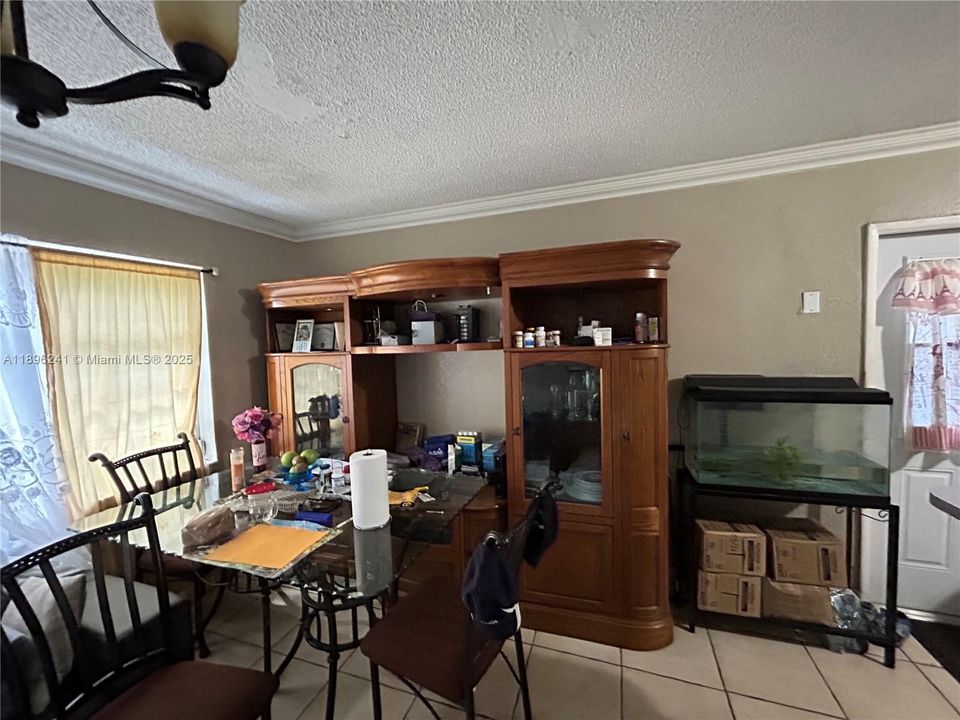 Под контрактом: $374,900 (3 спален, 1 ванн, 912 Квадратных фут)