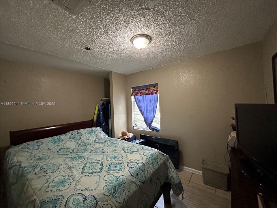 Под контрактом: $374,900 (3 спален, 1 ванн, 912 Квадратных фут)