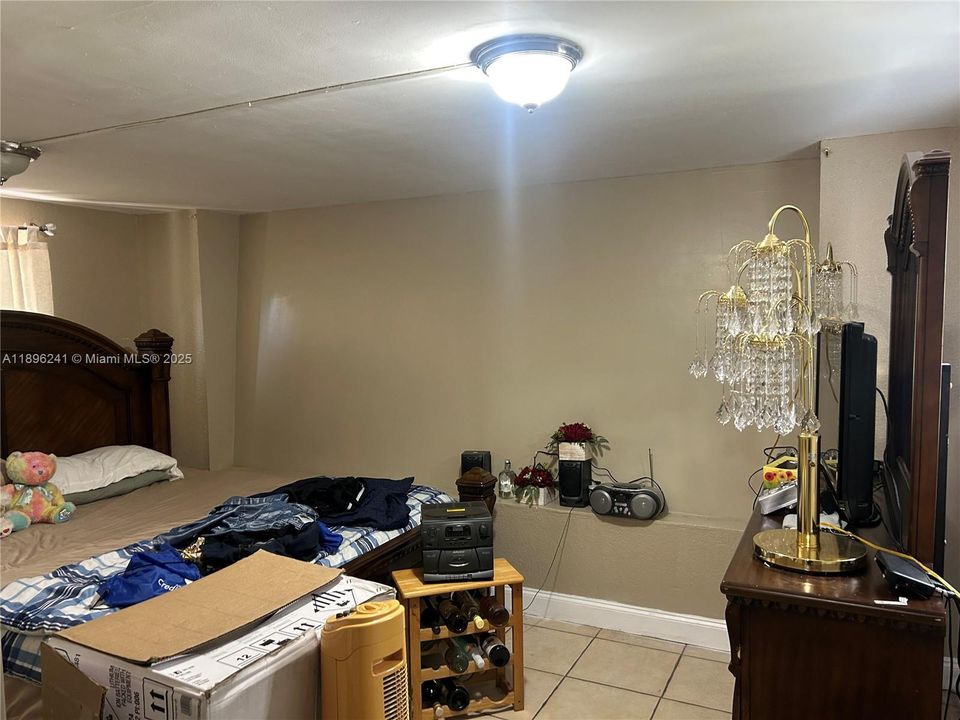 Под контрактом: $374,900 (3 спален, 1 ванн, 912 Квадратных фут)