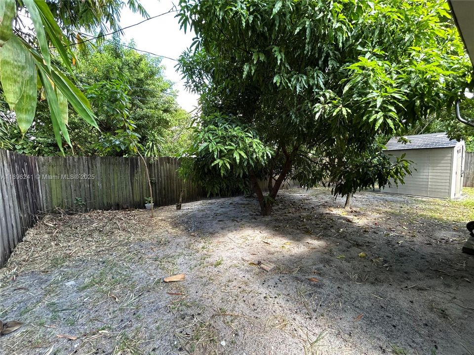 Под контрактом: $374,900 (3 спален, 1 ванн, 912 Квадратных фут)