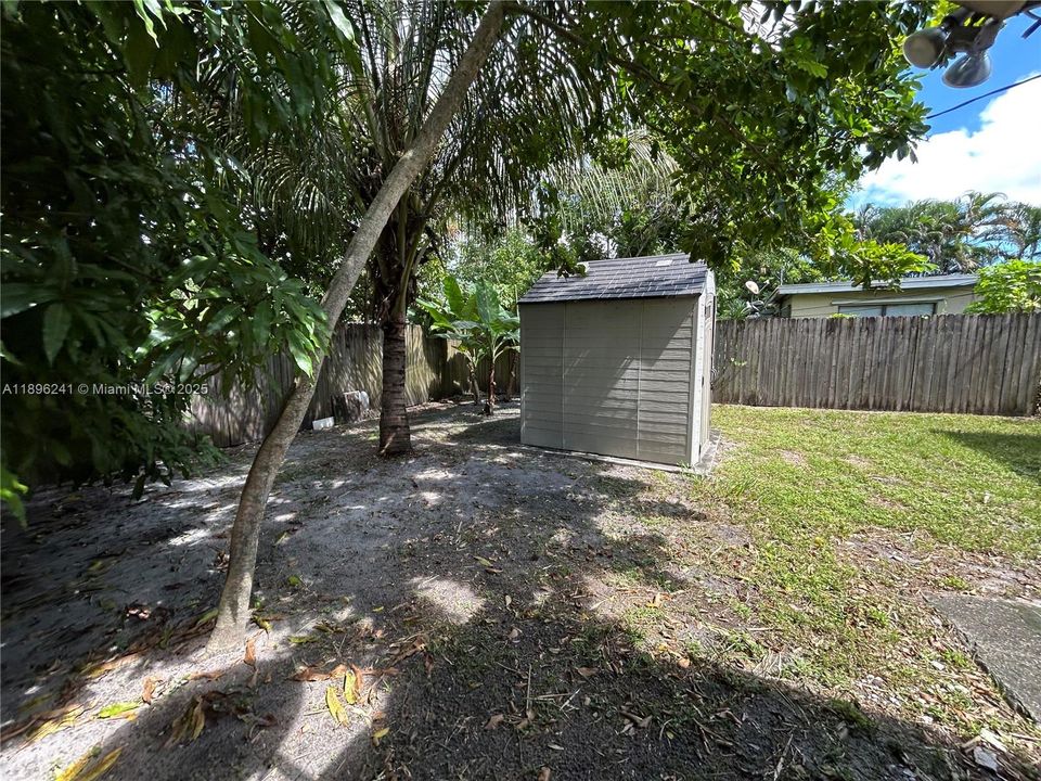 Под контрактом: $374,900 (3 спален, 1 ванн, 912 Квадратных фут)