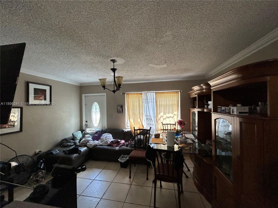 Под контрактом: $374,900 (3 спален, 1 ванн, 912 Квадратных фут)