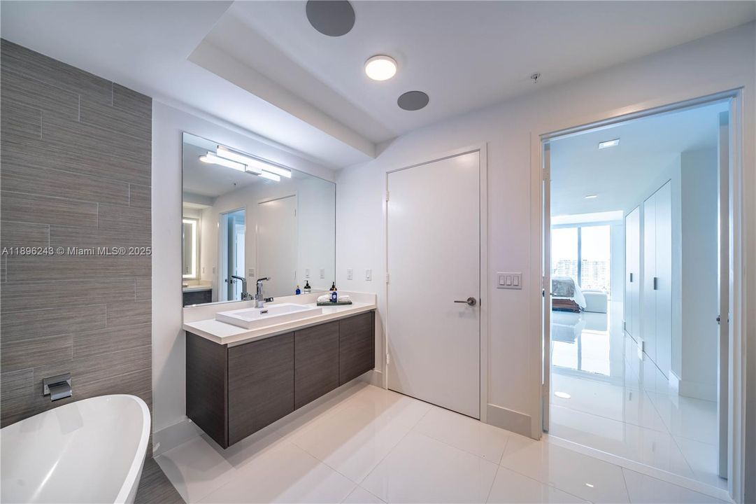 For Sale: $1,980,000 (3 beds, 3 baths, 1892 Square Feet)