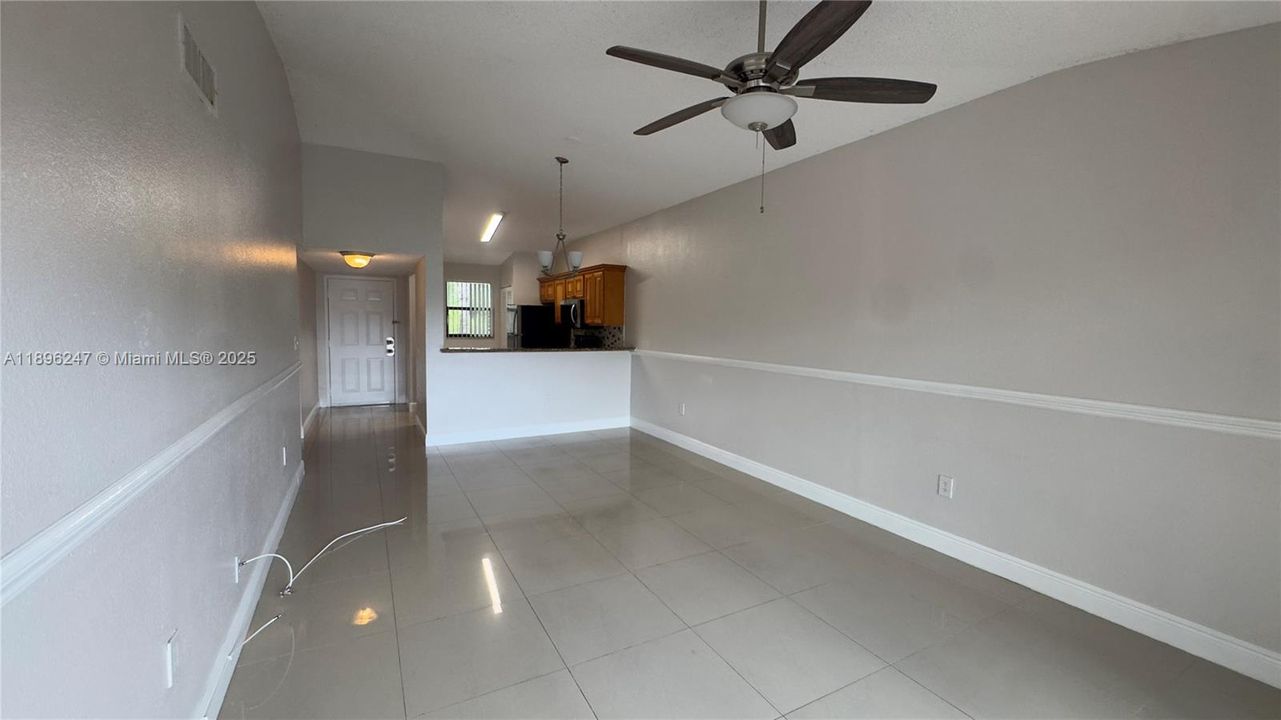 Activo con contrato: $2,200 (2 camas, 2 baños, 986 Pies cuadrados)