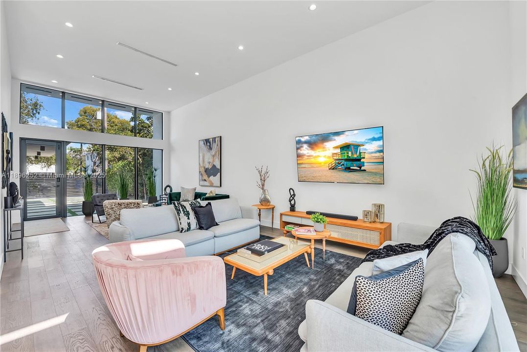 合同活跃: $1,699,000 (5 贝兹, 2 浴室, 2017 平方英尺)