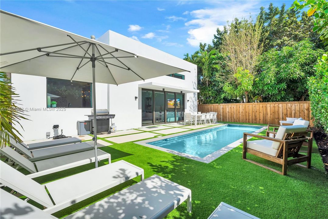 合同活跃: $1,699,000 (5 贝兹, 2 浴室, 2017 平方英尺)