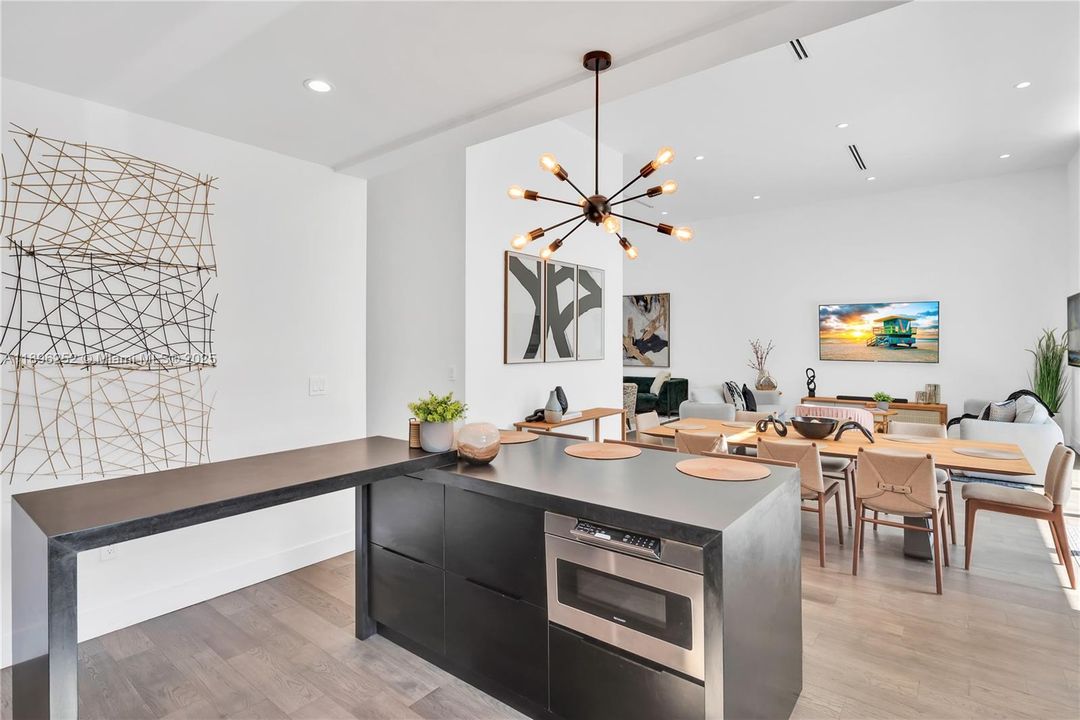 合同活跃: $1,699,000 (5 贝兹, 2 浴室, 2017 平方英尺)