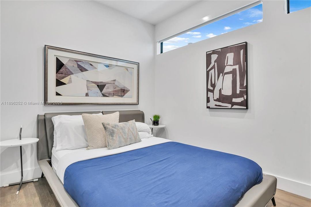 合同活跃: $1,699,000 (5 贝兹, 2 浴室, 2017 平方英尺)