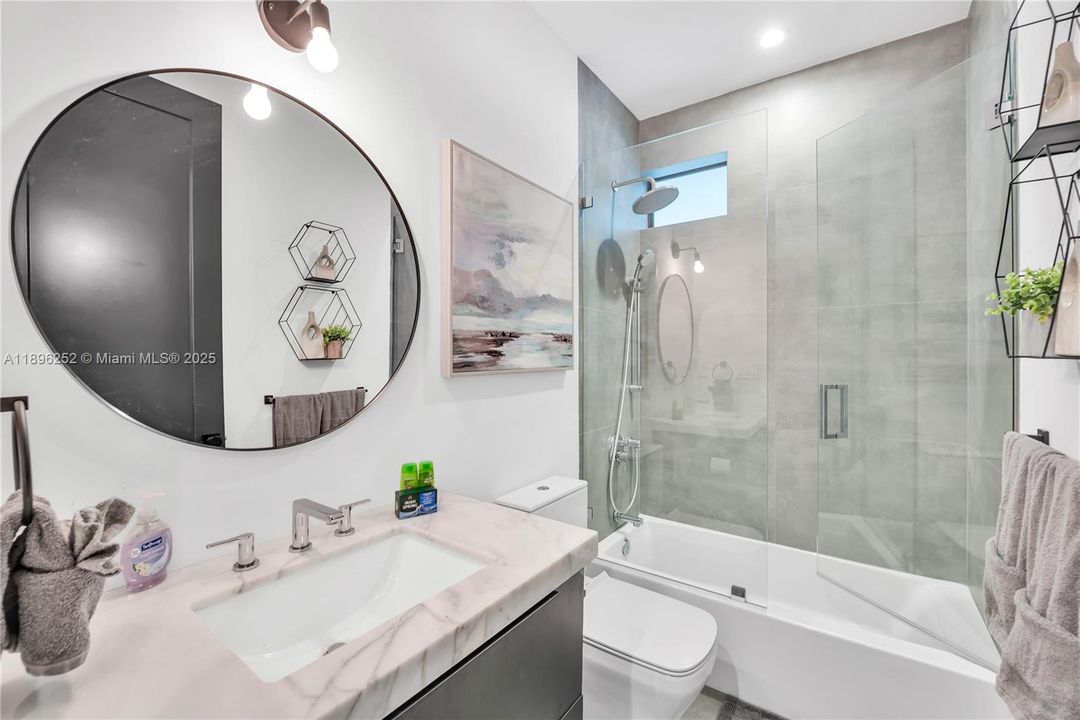 合同活跃: $1,699,000 (5 贝兹, 2 浴室, 2017 平方英尺)