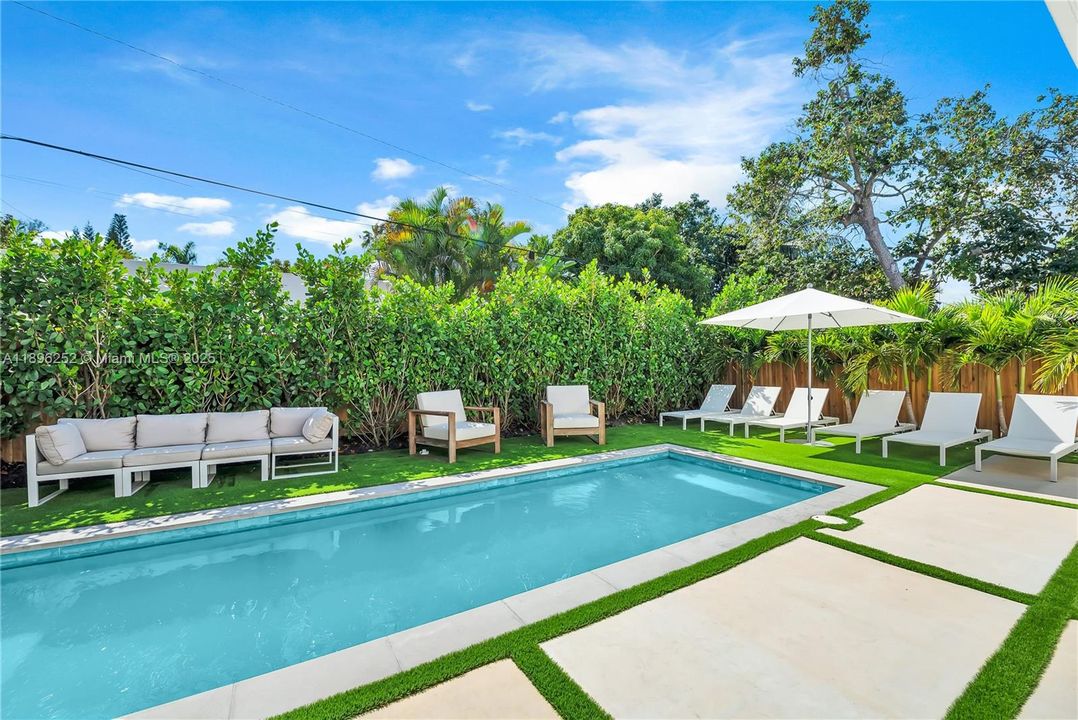 合同活跃: $1,699,000 (5 贝兹, 2 浴室, 2017 平方英尺)