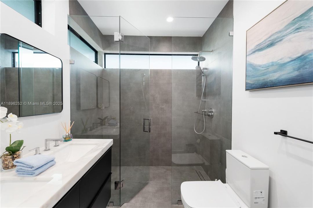 合同活跃: $1,699,000 (5 贝兹, 2 浴室, 2017 平方英尺)