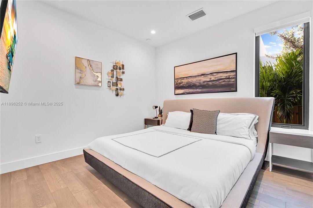 合同活跃: $1,699,000 (5 贝兹, 2 浴室, 2017 平方英尺)