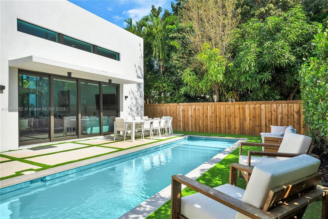 合同活跃: $1,699,000 (5 贝兹, 2 浴室, 2017 平方英尺)