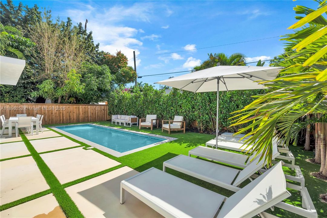 合同活跃: $1,699,000 (5 贝兹, 2 浴室, 2017 平方英尺)