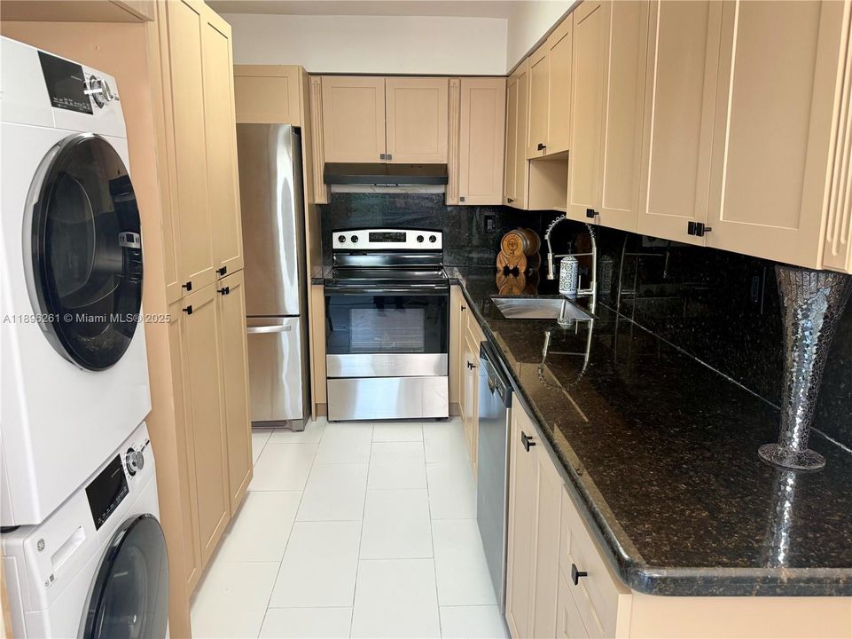 合同活跃: $274,900 (2 贝兹, 2 浴室, 1170 平方英尺)