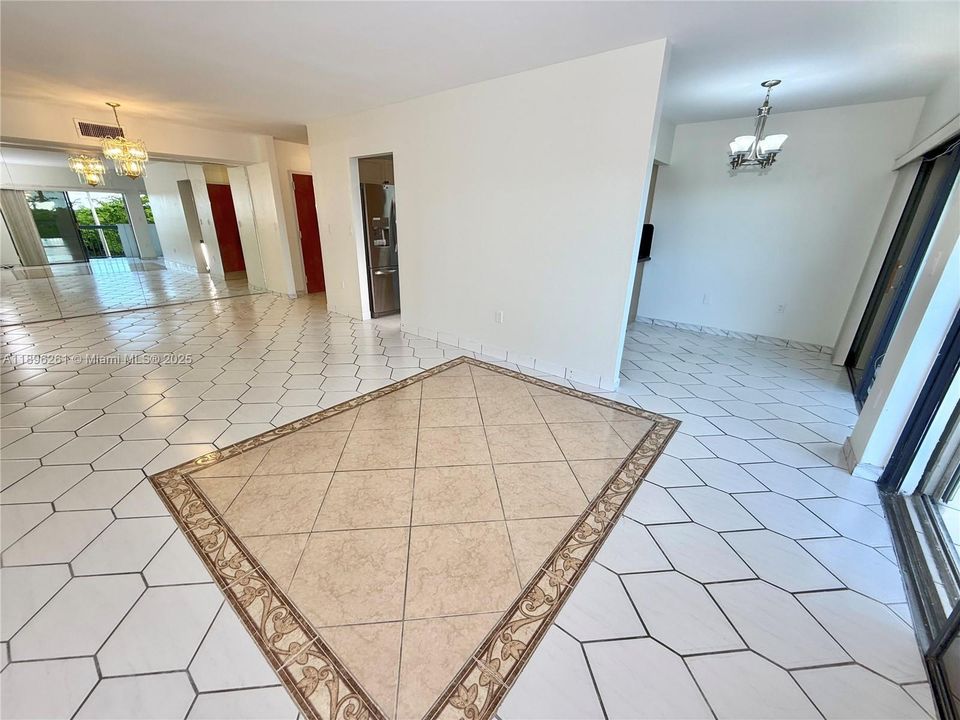 合同活跃: $274,900 (2 贝兹, 2 浴室, 1170 平方英尺)