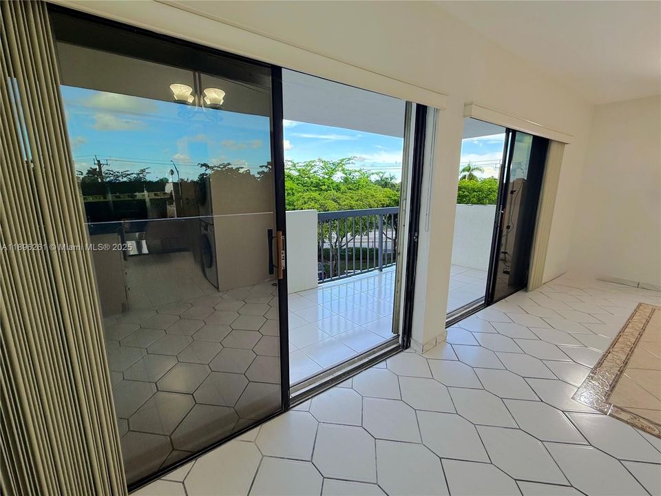 合同活跃: $274,900 (2 贝兹, 2 浴室, 1170 平方英尺)