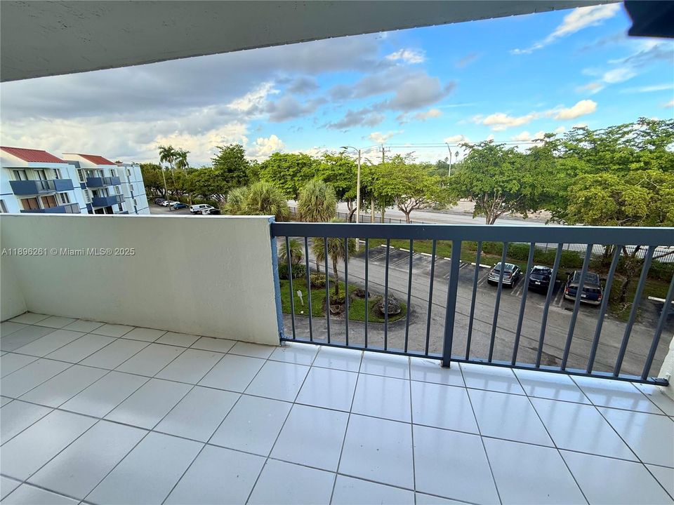 合同活跃: $274,900 (2 贝兹, 2 浴室, 1170 平方英尺)