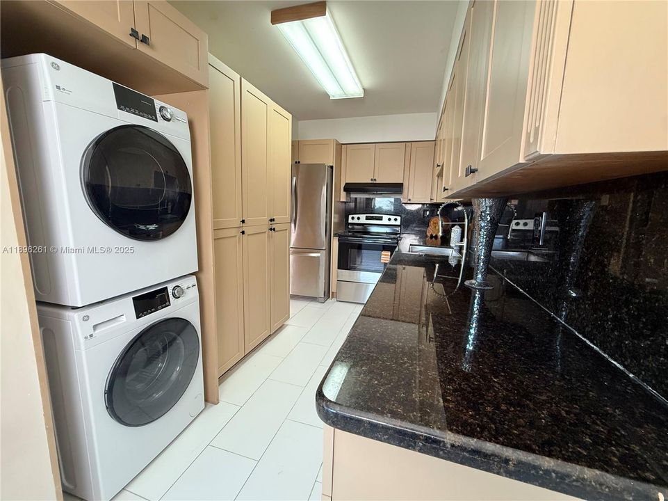 合同活跃: $274,900 (2 贝兹, 2 浴室, 1170 平方英尺)