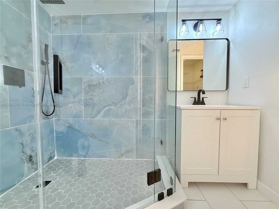 合同活跃: $274,900 (2 贝兹, 2 浴室, 1170 平方英尺)